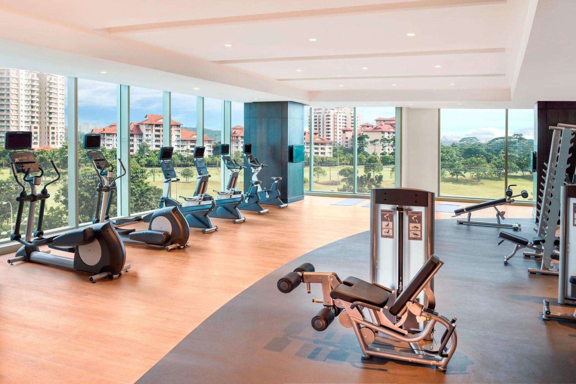 Le Meridien פוטראג'איה מראה חיצוני תמונה A gym at a condominium in Singapore
