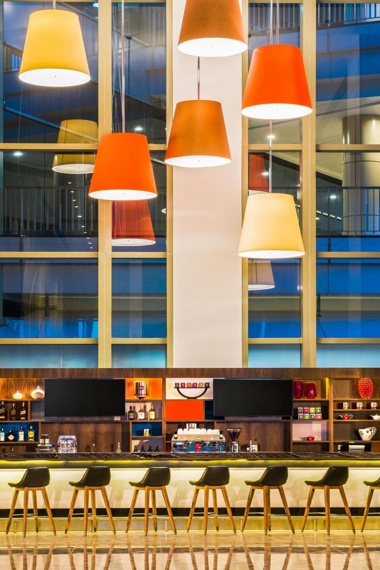 Le Meridien פוטראג'איה מראה חיצוני תמונה The bar at the hotel